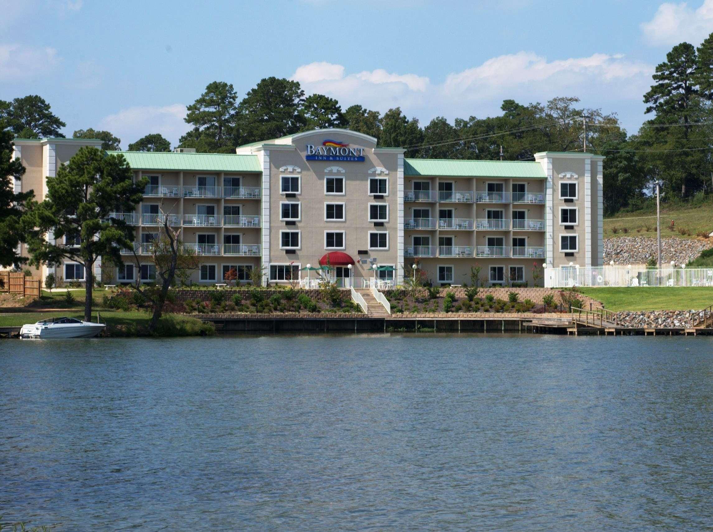 Baymont On The Lake By Wyndham Hot Springs Exterior foto